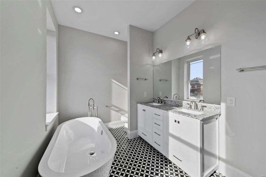 This is a St. Louis, MO master bath remodel